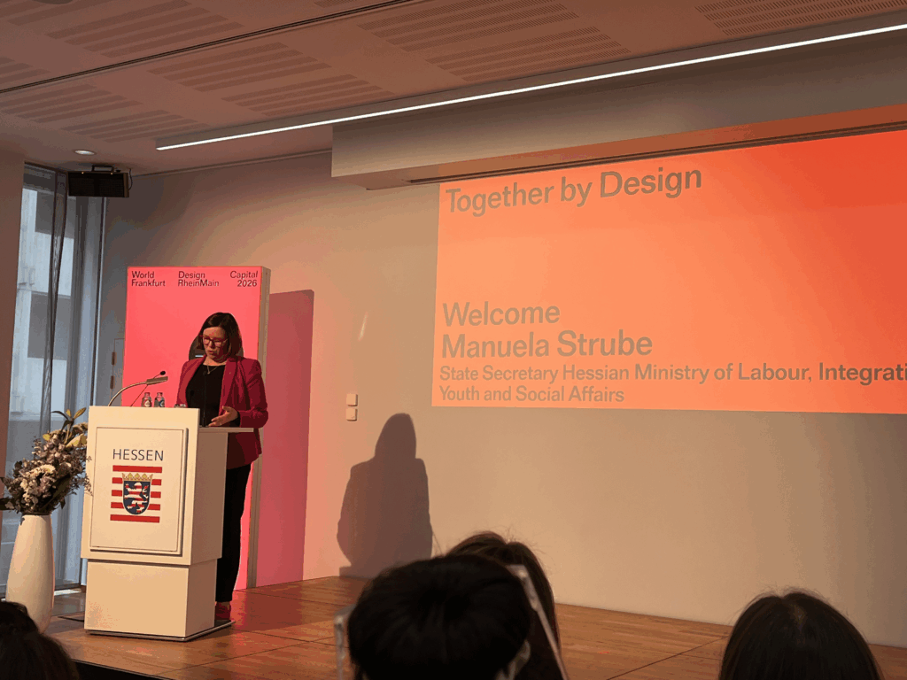 Manuela Strube steht auf der Bühne von Together by design